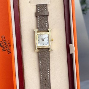 金 钻50 最新上市heure H腕表 H皮带logo标志表壳尺寸：中号 小号 不锈钢表壳，“羽毛”镶钻，中号26X26毫米，小号21X21毫米，镶嵌112颗钻