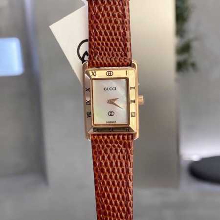 白壳 金壳 Gucci Vintage 中古表最怀念的味道那就是gucci罗马表盘，浓浓的怀旧气息和历史感是中古表给的。简约表盘，外圈是复古又有辨识度的罗马刻度 - 点击图像关闭