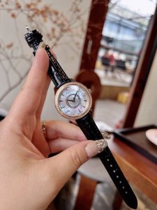 金银同价 Diorviii Montaigne系列又推出勃艮第色的秋冬版本，表款彰显出强大的女性魅力。新款腕表从dior迪奥成衣系列中汲取灵感，是名副其实的高级