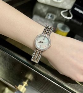 白 金+20.钻+30 欧米茄 Omega 精品女神水滴系列腕表。精致唯美的设计，让您的美丽无处不在，也将华丽与经典融合，创造出惊艳巨作，表盘清新淡雅，色彩的格