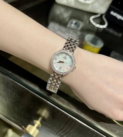 白 金+20.钻+30 欧米茄 Omega 精品女神水滴系列腕表。精致唯美的设计，让您的美丽无处不在，也将华丽与经典融合，创造出惊艳巨作，表盘清新淡雅，色彩的格