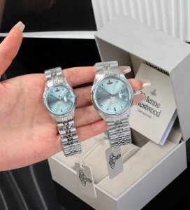 西太后碎冰蓝手表 大号表盘直径: 37Mm 小号表盘直径: 29Mm 这个蓝色超级透，像一块碎碎冰，夏天带肯定超级清凉~ 仿佛带你来到清凉的海边，享受沙滩、海浪