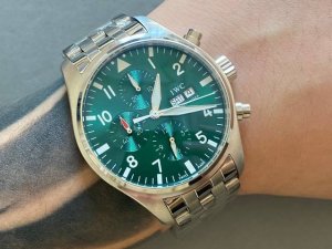 Amg工程师强强联手 骚气十足 Iwc万国飞行员新款iw388108 1.腕表采用喷砂哑光技术处理呈现钛效果，做工成熟，线条清晰而富有立体感，颜色搭配和谐，非常