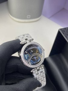 满钻钢带款 梵克雅宝-Van Cleef&Arpels情人桥，外壳对版的新款式，性价比最高的版本！ 诗意复杂功能系列：恋人之桥最浪漫的手表 定制石英机芯 蓝宝石