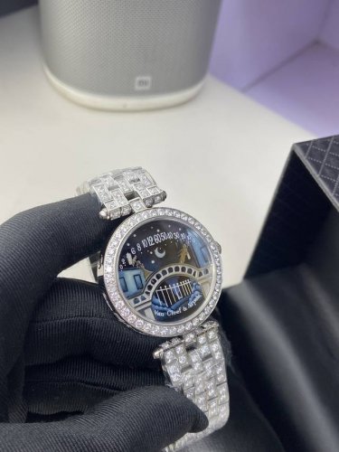 满钻钢带款 梵克雅宝-Van Cleef&Arpels情人桥，外壳对版的新款式，性价比最高的版本！ 诗意复杂功能系列：恋人之桥最浪漫的手表 定制石英机芯 蓝宝石