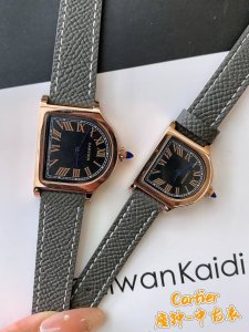 卡地亚座钟系列。卡地亚Cloche 腕表的历史可以追溯至1920年，是 Cartier 产量最少的系列作品之一。腕表得名于奇特的表壳形状 水平放置时看起来如同一