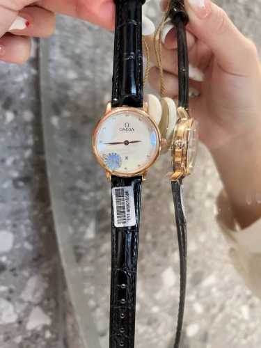 白 金 钢带+20 钻圈+20 欧米茄-Omega 女士腕表 进口石英机芯 316L精钢表壳 直径34Mm厚8Mm该款腕表备受女性喜爱 四季衣服搭配 尽显优雅在