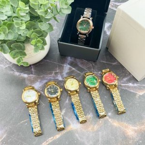 萧邦happy Diamonds系列女士腕表是最标志性的一款腕表。 表壳:30Mm,厚度:11.5Mm。 5颗灵动的钻石在腕上自由飞舞,流光溢彩,散发欢乐气息, 萧邦happy Diamonds系列女士腕表是最标志性的一款腕表。 表壳:30Mm,厚度:11.5Mm。 5颗灵动的钻石在腕上自由飞舞,流光溢彩,散发欢乐气息,