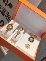 配盒 迪奥套盒 优雅与浪漫与艺术格调 套装包括：石英女表 手镯 项链 耳环 戒指 全套礼盒包装 送礼首选