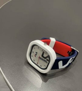 Fila斐乐 这三块小手表真的Hin青春诶 配色敲丰富的 软硅胶材质的奶呼呼的很舒服 冬天随意搭配各种衣服嘟蛮靓哟