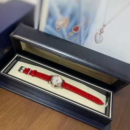 快乐五钻 30Mm.33Mm 这款 Happy Sport精钢腕表时尚而温婉，其内部搭载石英瑞士机芯。 造型流畅、极具动感的表壳搭配皮表带和富有现代感的太阳白色 - 点击图像关闭