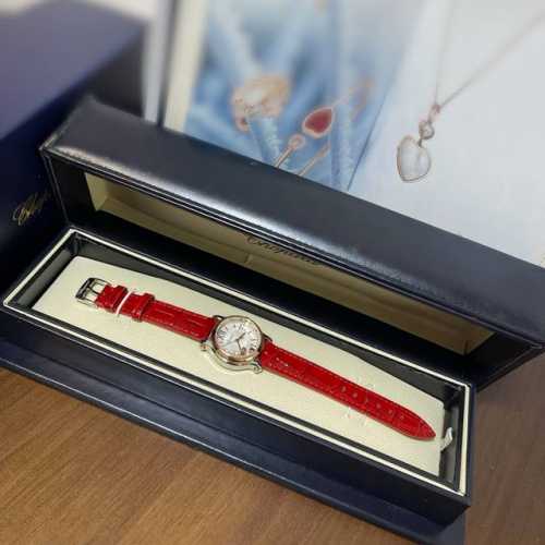 快乐五钻 30Mm.33Mm 这款 Happy Sport精钢腕表时尚而温婉，其内部搭载石英瑞士机芯。 造型流畅、极具动感的表壳搭配皮表带和富有现代感的太阳白色