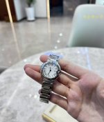 每日推荐一款腕表卡地亚蓝气球 卡地亚蓝气球Wsbb0067 宝子们，看过来！卡地亚蓝气球石英款来啦！28毫米精钢表身，超适合女生。镀银表盘配罗马时标与蓝钢指针，