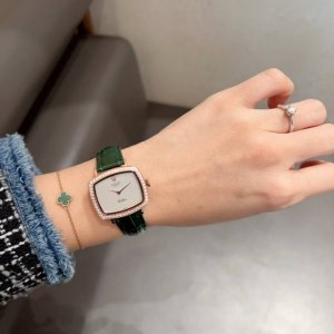 460劳力士 Rolex 1970's Vintage 中古品限量系列腕表。善于将复古元素和时下流行巧妙融合，打造独树一帜的品牌风格。时尚就像是一场循环，一场又