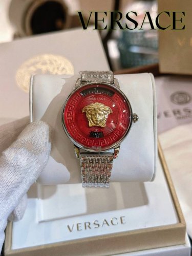 百钢 .金钢440 Versace 新款 范思哲 V-Tribute系列，3D立体的美杜莎头像摄人心魂，头像上方Verssce标识印记范思哲的品牌格调，简约盘面