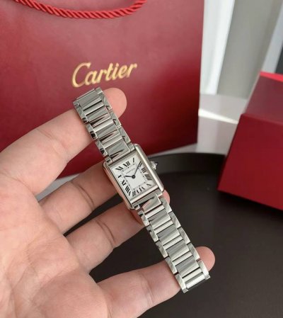卡地亚新款坦克Must女表来啦，这款是小号的尺寸，对于手围比较小的女生正合适，更多人不知道蓝气球和坦克怎么选，这个就是看你自己个人喜欢了，反正我推荐这款卡地亚坦
