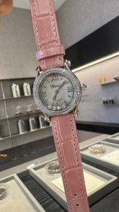 钻圈260 肖邦Chopard.一贝壳面 快乐五钻 非常精致大气的一款 每天看着钻石在表盘里转动心情都会变好 质感很好 尺寸30Mm石英