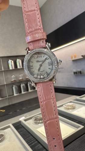 钻圈260 肖邦Chopard.一贝壳面 快乐五钻 非常精致大气的一款 每天看着钻石在表盘里转动心情都会变好 质感很好 尺寸30Mm石英
