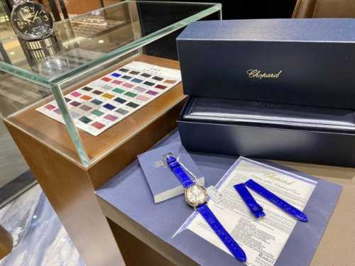 全网独家专柜最新尺寸33Mm！之前出的30太小 36又太大、现在不用纠结尺寸了，快乐无忧！瑞士壳厂打磨精细壳套 舞动的快乐钻石 “有金有钻”寓意有进有赚。钻石恒