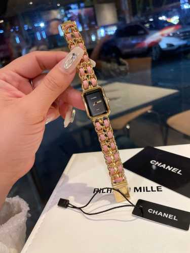 方糖又添新色-粉色 香奈儿Chanel premiere系列腕表 1987年灵感源自巴黎芳登广场的轮廓 中古方糖 表径26.1X20毫米 表壳材质精钢 漆面表盘