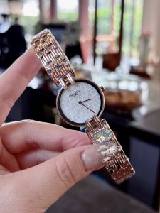 日本中古宝藏手表 Dior迪奥时尚魔头女表，上手巨推啊～变盘尺寸28Mm不大不小，简直是女生的最爱是～珍珠贝母面，带上特别显气质～浓浓的中古风