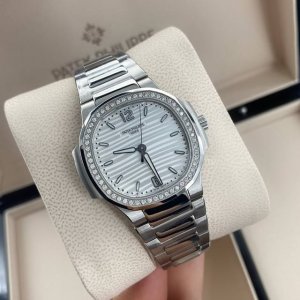 百达翡丽运动优雅Nautilus系列 经典热门备受欢迎的鹦鹉螺真钻女款来了！腕表尺寸35Mm 表盘镶嵌56颗 Vs1.8真钻。约一克拉！ 持Gtc中国权威鉴定证
