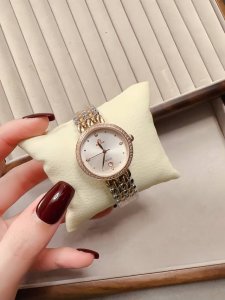 白光 金+20钻30 升级版Omega -欧米茄典雅系列 卓越的惊艳亮相，将华贵珠宝的优雅魅力与卓越时计的精准技术完美结合“露珠”连结成一条光华夺目的表链，流畅