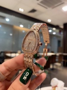 官方同步 全新升级版本 年巴塞尔国际钟表珠宝展期间，宝格丽全新Octo Finissimo 手表惊艳亮相，凭借纤薄的优势第五次刷新当前业界纤薄腕表纪录，而在女表