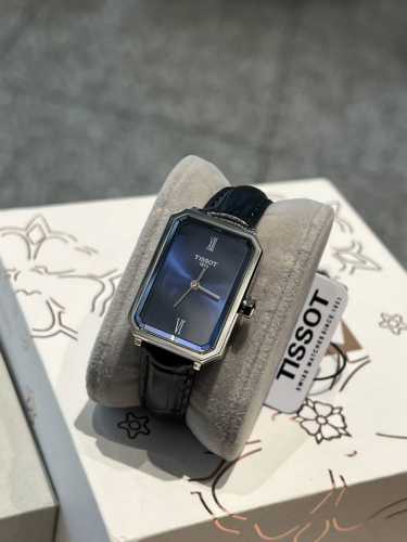新款Tissot天梭最新款 小美人系列T160 整体非常简洁，21.8X30Mm表盘很精致小巧，尺寸厚度刚刚好！不愧是小美人～