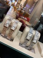 白 金 钻20 TankaméRicaine腕表 卡地亚美国坦克系列 小中号表款，进口石英机芯。316L精钢表壳，钢化水晶镜面，剑形蓝钢指针，鱼鳞钢带 三节钢带