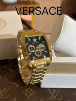 Versace 新款 范思哲 V酒桶系列 全面到货！酒桶形三眼表盘，搭配三个计时盘6时刻计时圈内嵌日期窗口日辉纹盘面折射不同时光影视线，在链节上研磨出金属拉丝线