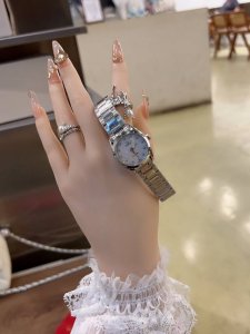 官网爆款来袭，挑战完美精致，欧米茄海马系列aqua Terra女士腕表环镶璀璨美钻。这款精钢腕表采用对称设计28毫米表径，非常秀气、精美绝伦！配备有光泽的母贝表
