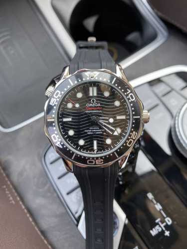 Ω Omega [福]欧米茄 Seamaster 新品海马系列 新款 300米300M 直径42毫米42Mm 潜水表。精钢材质，胶带表带，可透视全自动机械机芯。
