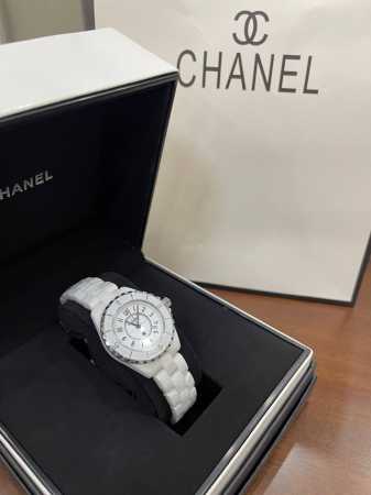 白色数字时标有日历款，Chanel香奈儿J12系列，进口瑞士原装机芯！高科技精密陶瓷搭配精钢旋入式表冠， 蓝宝石玻璃镜面，尺寸33Mm，三重折叠式精钢表扣 防水 - 点击图像关闭