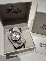 viviennewestwood薇薇安西太后腕表，不锈钢石英女表，经典阳光射线纹饰，银色表盘带来细细质感，表盘饰罗马刻度浮雕土星标志立于12点位，外径28Mm，