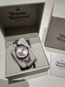 viviennewestwood薇薇安西太后腕表，不锈钢石英女表，经典阳光射线纹饰，银色表盘带来细细质感，表盘饰罗马刻度浮雕土星标志立于12点位，外径28Mm，