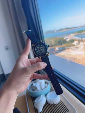 金色 古驰 Gucci新款中性潜水表，40 Mm表径，以品牌标志性“猫”图案和夜光显示为表盘。应用不锈钢材质，经缎面拉丝润饰，并搭配与表盘配色一致的橡胶表带。表 - 点击图像关闭