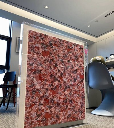 我收藏的所有的#亢世新#的版画都用了同一种裱框方式，即画布包框后再用亚克力装裱，这种装裱方式的确是更为复杂且更为昂贵的，但这样装裱能够裱出原作的感觉，从上墙后的