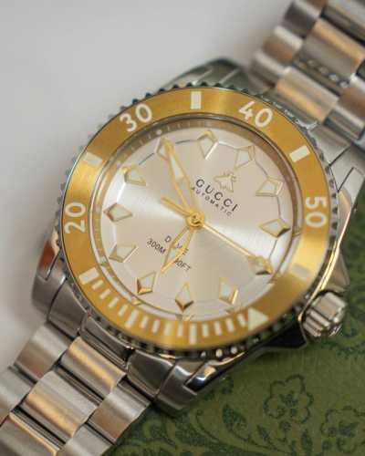 古驰 Gucci Dive 系列腕表全新亮相，男士机械表，防眩目蓝宝石玻璃，超强夜光，200M防水，316精钢表壳表带，表径~40Mm，中性款式。瑞士进口机械机