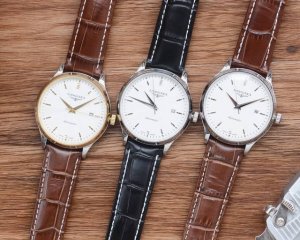 白 金 钢带20 男人挚爱 三针腕表 最新 ：浪琴最佳设计独家首发 类型 ：精品男士腕表 表带 ：真牛皮 316精钢表带 机芯 ：高端全自动机械机芯 镜面 ：矿