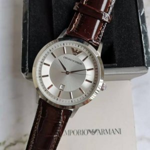 阿玛尼armani 表镜：强化矿物质玻璃 表带：进口牛皮 表扣：针扣 尺寸：43Mm*11Mm 简约大三针设计 轻奢迷人的绅士品位 都市风商务休闲之选