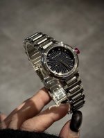 宝格丽Bvlgari浪漫星空盘陪伴每个节日温情时刻！宝格丽 Lvcea 系列腕表，采用珍珠母贝打造的三维立体表盘，无论从哪种角度欣赏，都能看到它折射出的动人光，