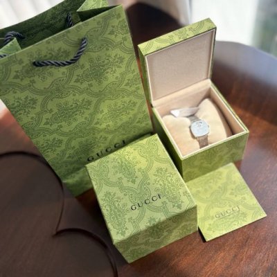 肖战同款Gucci古驰Grip系列腕表，纯原单出口尾货，搭载石英原装瑞士机芯，表盘28Mm，采用数字转盘的时间显示方式，以复古设计致敬1970年代自由街头文化，