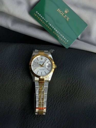 劳力士日志型41Mm系列 ①定制机芯，动能储存高达72小时，品质稳定可靠； ②表壳：尺寸厚度几乎与原装一致，厚度仅为11.8 非市场一眼假版本 ③字面：打磨字钉