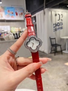 梵克雅宝alhambra Vintage四叶草幸运系列 满钻表盘 施华洛水晶真钻镶嵌 进口头层皮表带 原装石英机芯 名门贵族时尚搭配最爱.