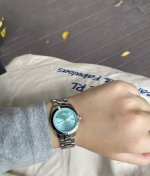 好清新西太后 碎冰蓝腕表 被西太后这个碎冰蓝腕表迷晕惹～ 好清透的蓝色表盘！搭配银色的表带和微标土星标志，高级感满满，还有小窗凸透镜日历哦，细节Get 日常戴也