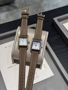 金20，钻20爱马仕 Hermes C系列最新款夏季来炸！多亏了这只爱马仕！今天也是精致的打工人，每天出门必戴它，马蹄形盘面还是我最喜欢的贝母盘而且石英机芯对于