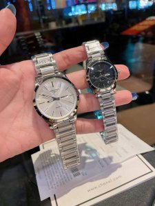 白 金 拥有他拥有她 浪琴表结合女性材质与动感线条 打造出全新康柏系列 Conquest Classic 腕表 新款腕表仍然忠实于该品牌的标志性优雅气质 该系列