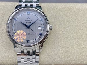 Gt Factory欧米茄 密底 蝶飞典雅系列腕表。 Gt出品只为传承经典，碟飞 至臻品质39.5毫米瑞士天文台表。 这款表优雅纤薄的外表，搭配简约大方的设计，