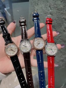 白 金 钻30 浪琴表结合女性材质与动感线条 打造出全新康柏系列 Conquest Classic 腕表 新款腕表仍然忠实于该品牌的标志性优雅气质 该系列腕表采